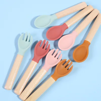 Manufacture Custom Eco-friendly Kid Feeding Spoons Forks Bibs Silicone Suction Plates for Baby