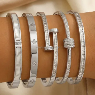 Fashionable Lady Stainless Steel Gold Bracelet with Diamond Nails High-end Feel 18K Gold Non-fading Bracelet Wholesale