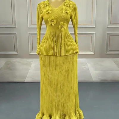 A Fashionable and Casual Two-piece Set for Women with a Petal-shaped Design, Loose and Large-sized Pleated Suit