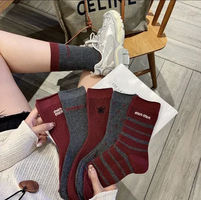 Factory Wholesale 2024 Autumn Winter Red and Grey Fashion Softness Comfort Custom Logo Cotton Stripe Socks Women Crew Socks