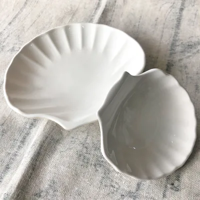 The Best-selling Customizable Irregular White Seashell Melamine Dipping Dish Is Used in Restaurants and Business Settings