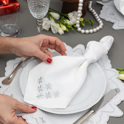 Wholesale Disposable Linen Mat Set Custom Embroidery Gray Double Scallop Border Floral Placemat Napkin 60x60cm Home Holiday