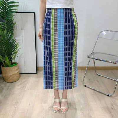 Wrinkle striped art design elastic waistband A-line skirt with side slit at the hem long skirt with checkered print