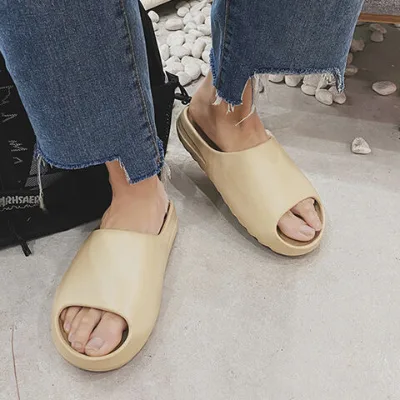 The manufacturer wholesales simple - style slippers, supports logo customization, and is suitable for both home and outdoor use.