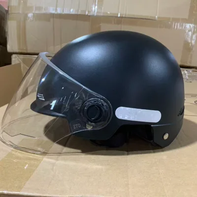 Vintage Style Motorcycle Helmet with Retro Pattern for Classic Bike Lovers