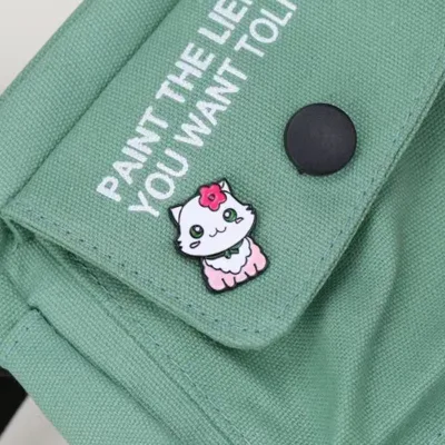 Chinese Factory Custom Cut White Cat Enamel Pin with Flower for Mother's Day