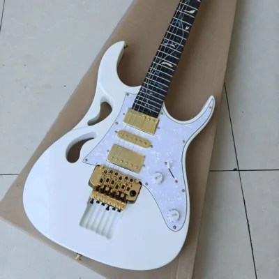 White 6-String Electric Guitar Tremolo Rosewood Fingerboard Mahogany Body H-S-H Pickup Configuration Fully Enclosed Tuning Pegs