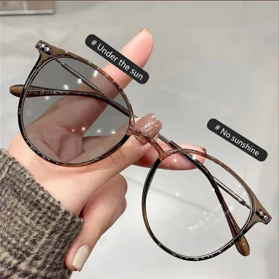 New Retro Photochromic Sun Glasses Popular Small Round Metal Eye Glasses Photochromic and Anti Blue Glasses for Unisex